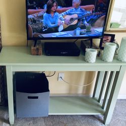 Pick Up Wintergarden, Florida -all wood solid piece , freshly  professionally  painted soft green tv table, console table TV table entry table. Sturdy