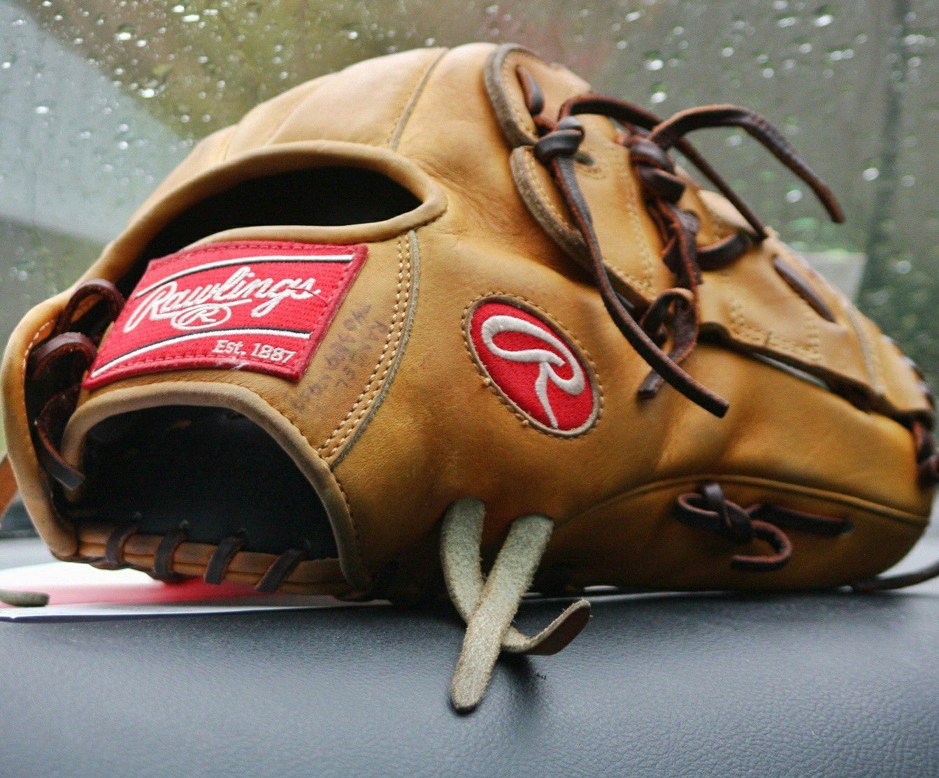 Exquisite leather Rawlings 11.75" baseball glove