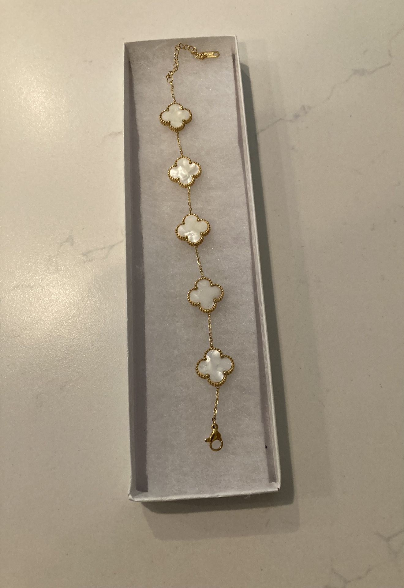 ✨Stunning 18k plated Gold Tone 🍀Clover Bracelet Price is firm, price is firm, price is firm