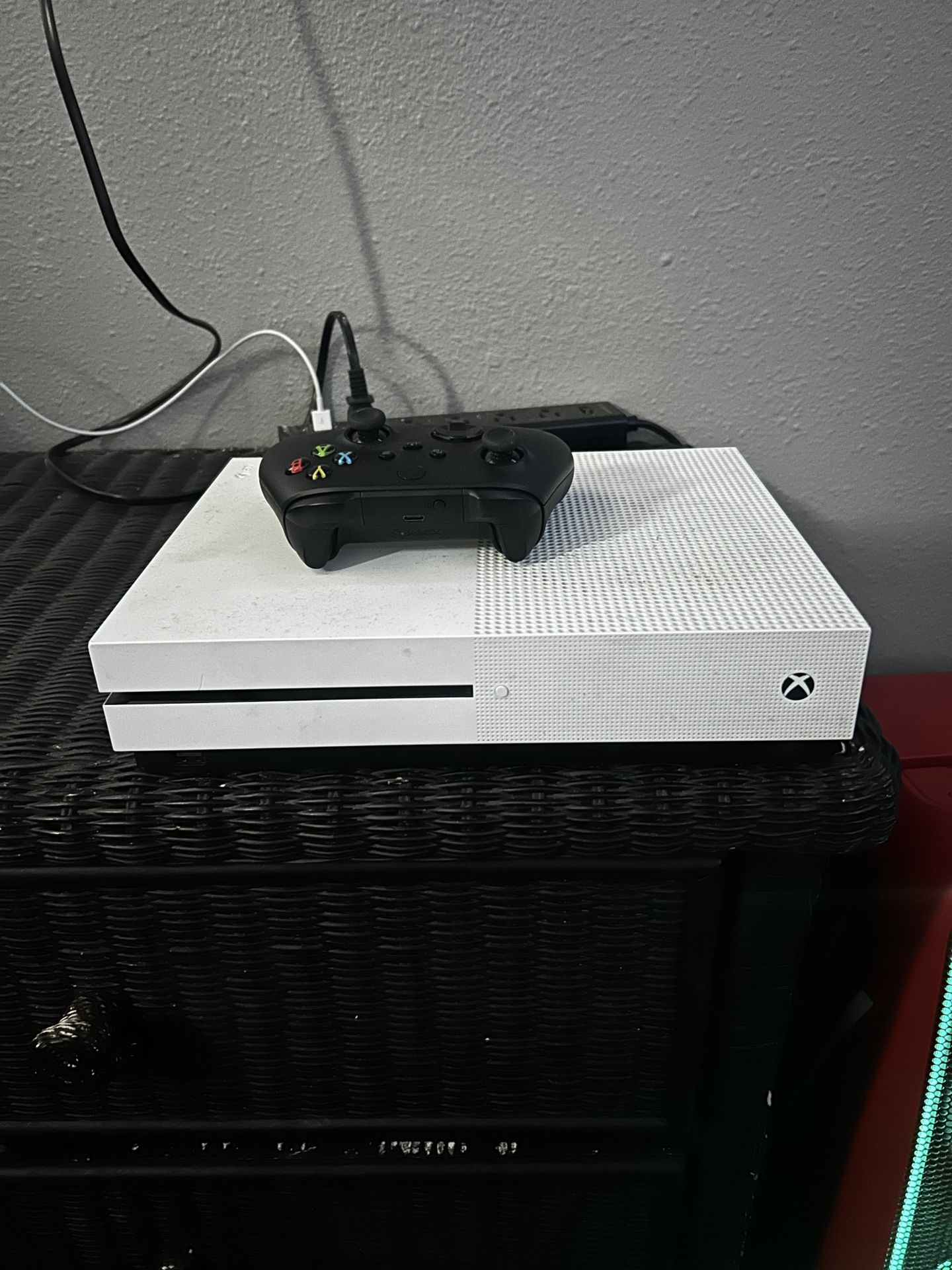 Xbox 1 S + Xbox 1 X controller + wired razor headset