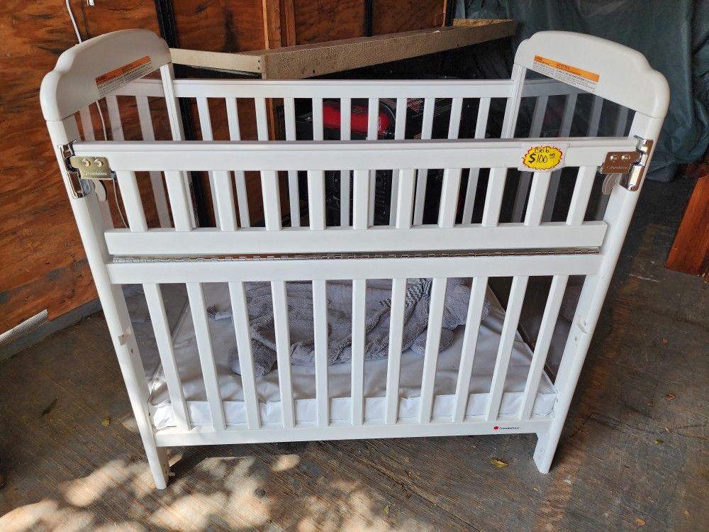 Foundations Serenity White SafeReach Clearview Crib with Mattress
