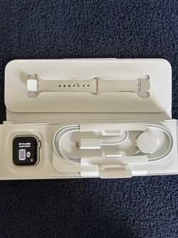 BRAND NEW Apple Watch SE 3 40mm 64GB | Starlight Aluminum Starlight Sport Band S/M