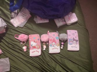 SANRIO CLUTCH WALLET + POM KEYCHAIN