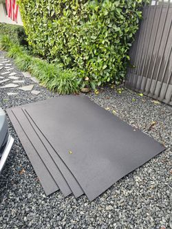 Heavy Duty Rubber Gym and Stall Mats 6x4.Thick3/4. Deliveryfee. 
Gym,Garage,Vans,Pedestrian traffic.

💯 Pounds&Libras each

Durable rubber mats are b