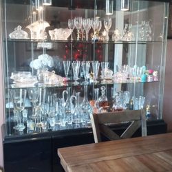 Comedor Con Su Chinera Con Todo El Cristal Que Está Adentro