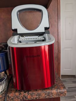 Frigidaire 26lbs/Day Countertop Ice Maker