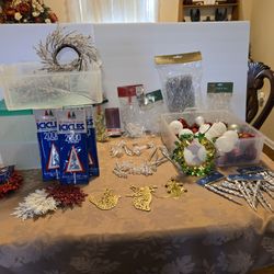 Snapware Storage With Christmas Decor 