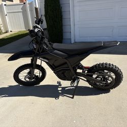 Cemoto e dirt bike LIKE NEW 40+MPH