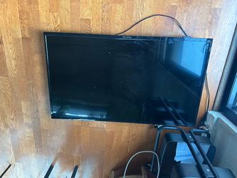 42” Insignia TV + Remote – works
