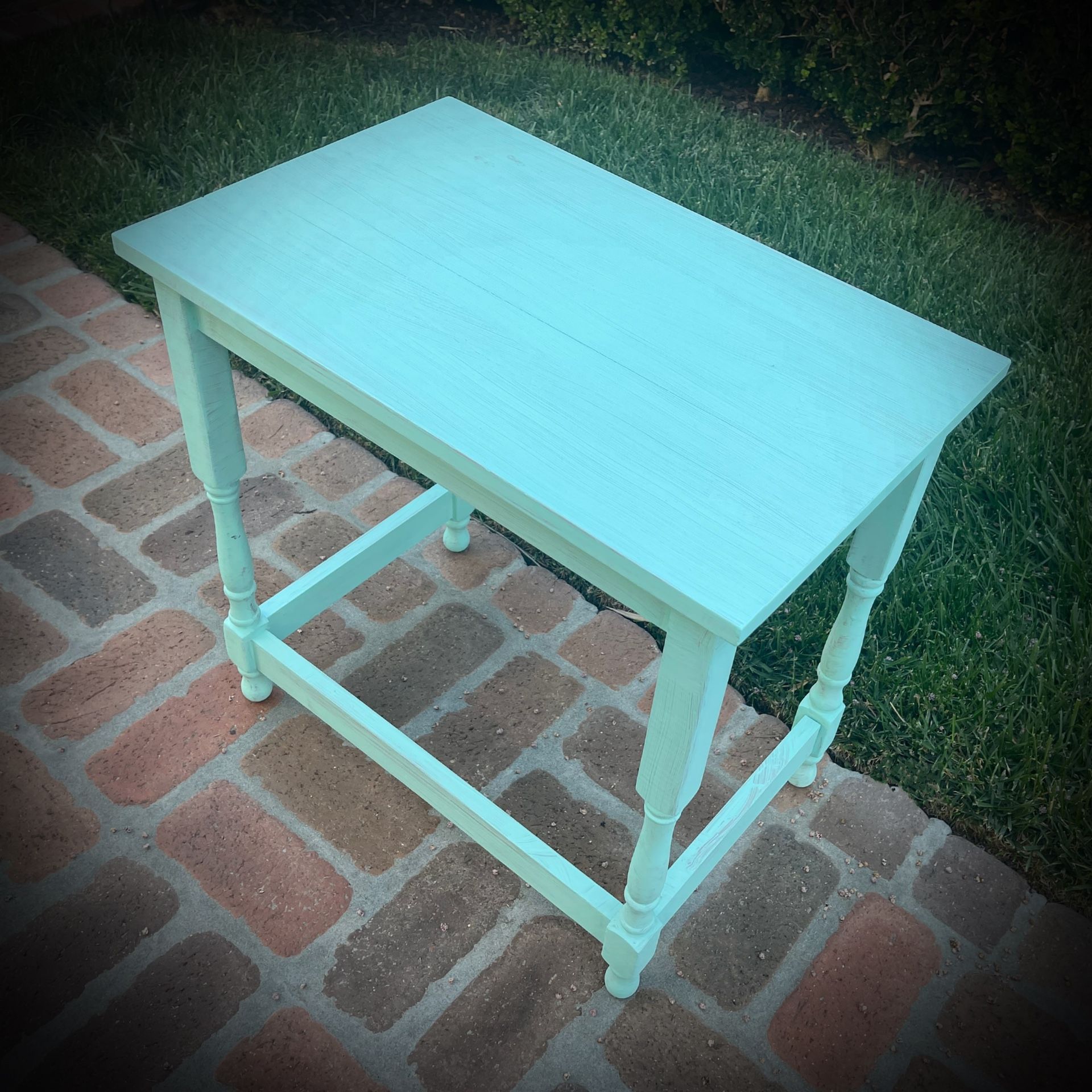 EARLY AMERICAN STYLE Original Vintage Antique Side/Lamp/Accent/Bedside/End Table STURDY Spindle Legs SOLID WOOD Colonial Design TIFFANY