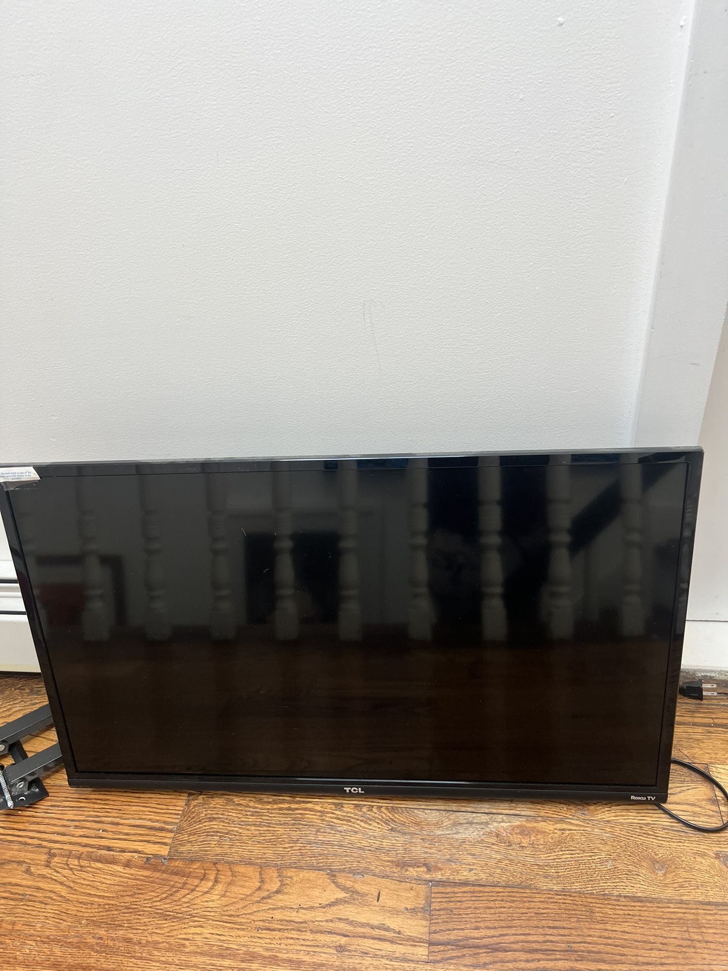 28” Roku TV with Wall Mount
