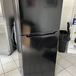 24” Insignia Top-Freezer (9.9 Cu. Ft.) Refrigerator Black Used Tested Working Mid Size
