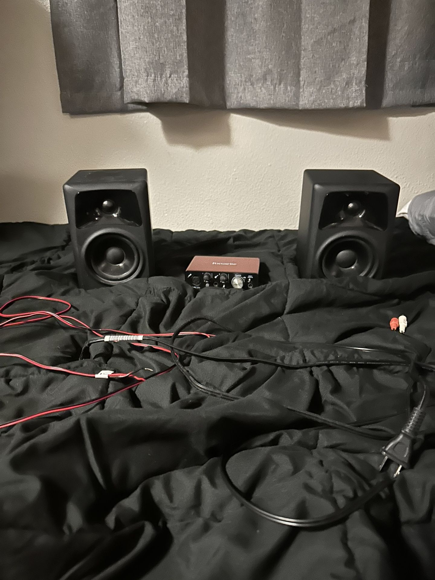 AV42 Studio Monitors Scarlett Solo Gen Bundle