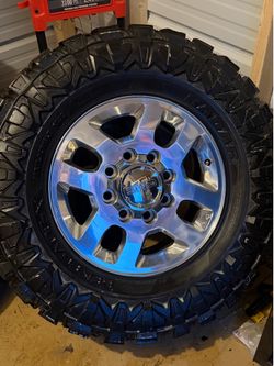 Set of 4 35X12.50r18” gmc wheels 8 lug