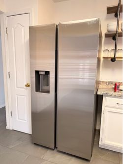 Samsung 27 cu ft Side-by-Side Refrigerator. Stainless Steel. Ice & Water. Excellent Condition