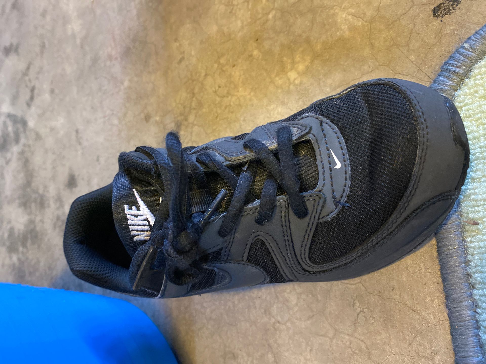 NIKE AIR MAX size Youth 2Y