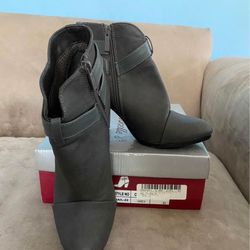 Breckelle's Shoes Gail-22 boots Size 8.5