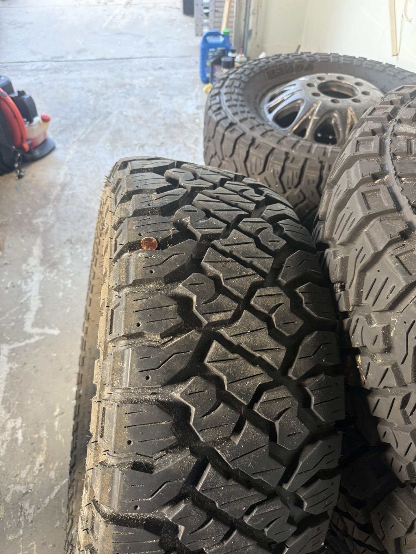 6 tires  And 5 Rims 33x12.50R17LT 