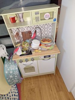 24x36x13 play kitchen and accessories
