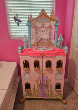 Doll house Disney / Kidkraft  MUSICAL with Rotating Dance Floor  (over 4 feet tall)