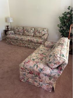 MUST SEE!  Floral Sealy Matching Queen Sleeper Sofa/Couch and Loveseat - Set Is $475