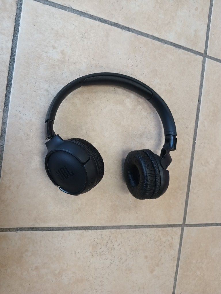JBL TUNE 720BT Wireless Headphones