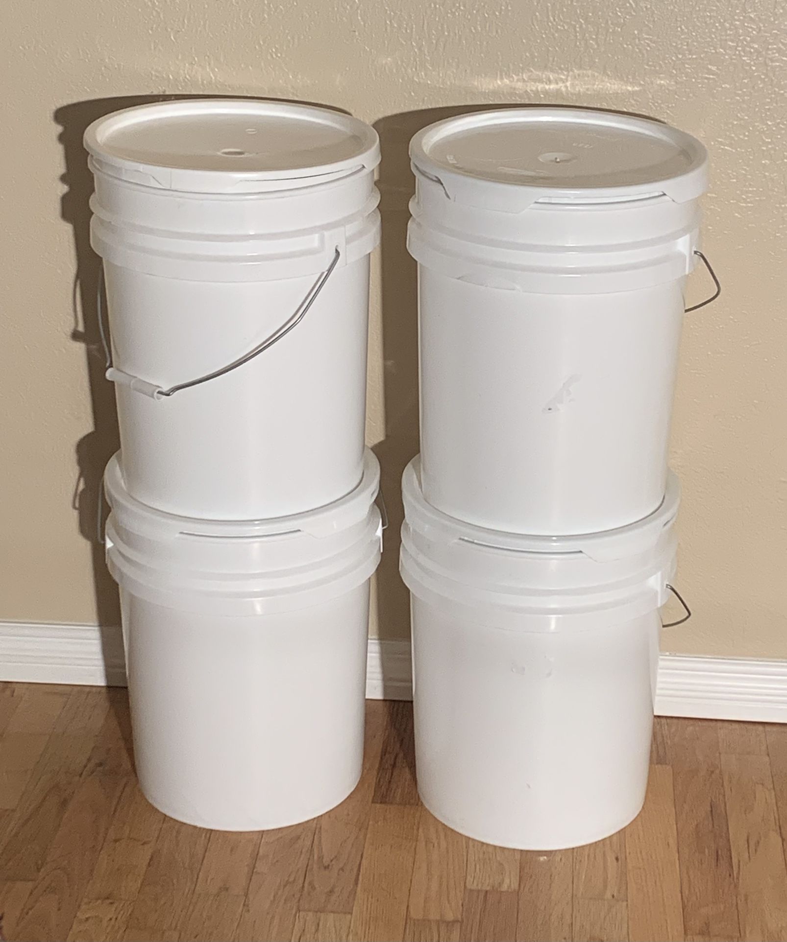 4 X 5 Gallons Empty Buckets & Lids Lot