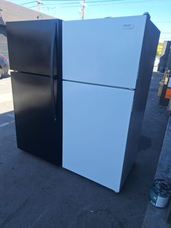 MEDIUM SIZE REFRIGERATOR 28"WIDE.