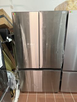 SAMSUNG BESPOKE 36” STANDARD-DEPTH BEVERAGE CENTER. 3 -DOOR SMART COMPATIBLE FRENCH DOOR REFRIGERATOR WITH DUAL ICE MAKER WITH WATER DISPENSER AND DOO