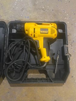 DEWALT DWD115 Heavy-Duty 3/8" VSR Mid-Handle Drill Kit Used No Chuck Key tool