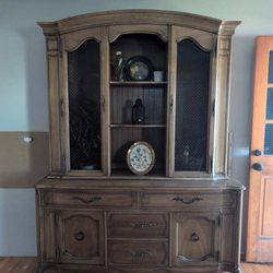 Cabinet hutch ( still available if posted)
