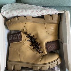 Juicy Contour Boots