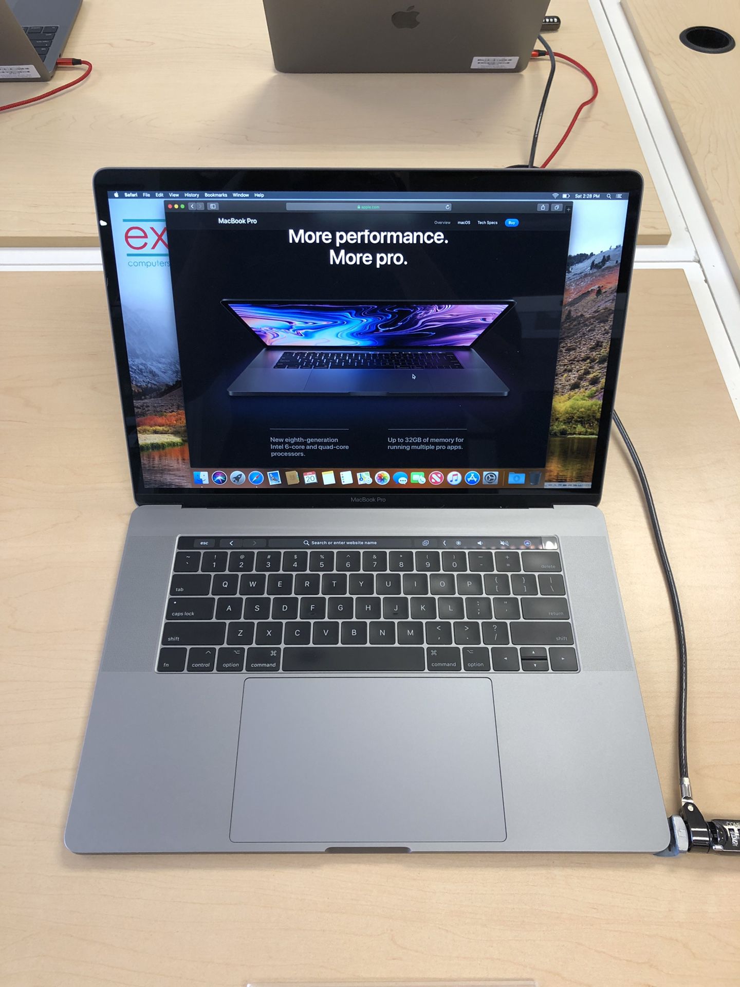 MacBook Pro 15” TouchBar *Intel Core i7/16GB Ram/256GB SSD/Webcam/WiFi*