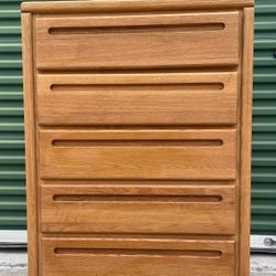Beautiful Oak Vintage Dresser 34x18x45
