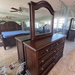 Dresser With Mirror. 