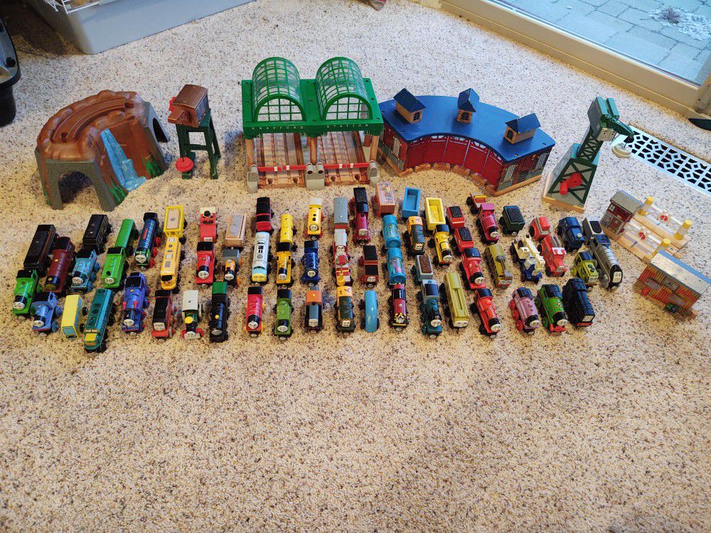 Thomas and Friends Wooden Train Bundle with Table