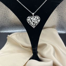 Heart Pendant Necklace. 