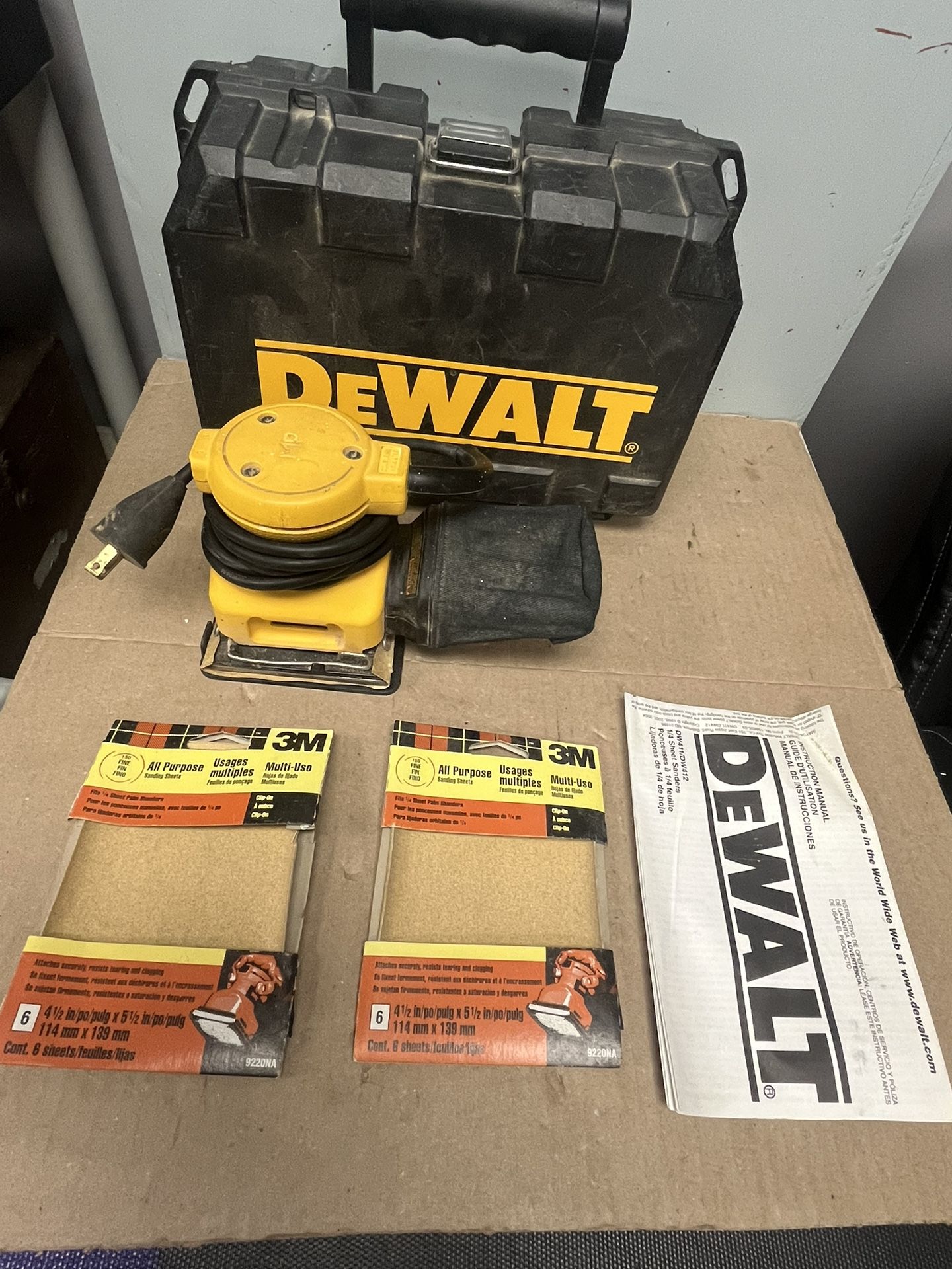 Dewalt Palm Grip Sander DW411 With Extra Pad Sandpaper