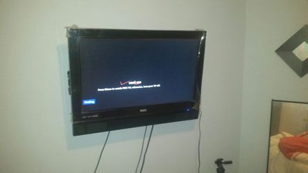 32" TV with wall or table mount