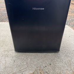 Black Hisense Mini Fridge/freezer