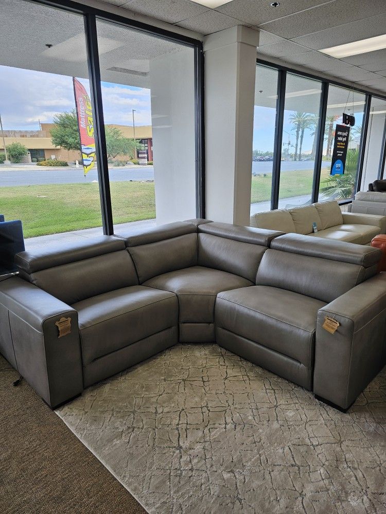 3-pc Leather Sectional w/ 2 power recliners & headrests