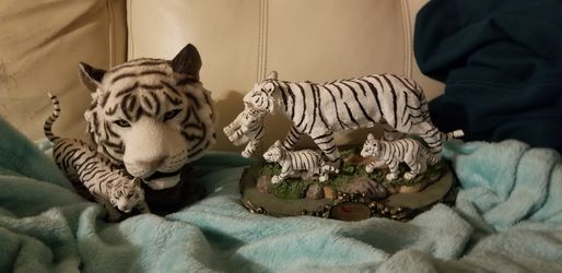 Poly resin white tiger family! Amazing pieces