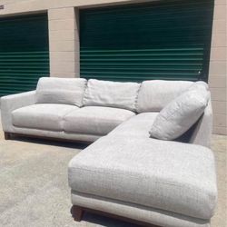 Living Spaces sectional couch 🛻 delivery available🛻
