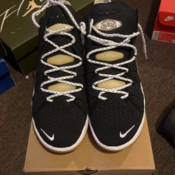 Lebron XVIII Black/white