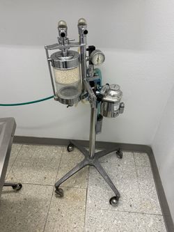 Isoflurane anesthesia machine with 3 breathing bags