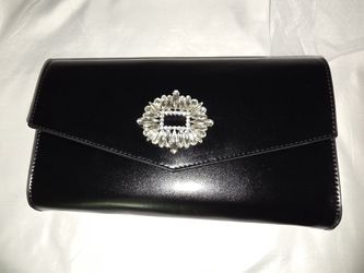 Cluth With Crystal Brooch Badgley Mischka