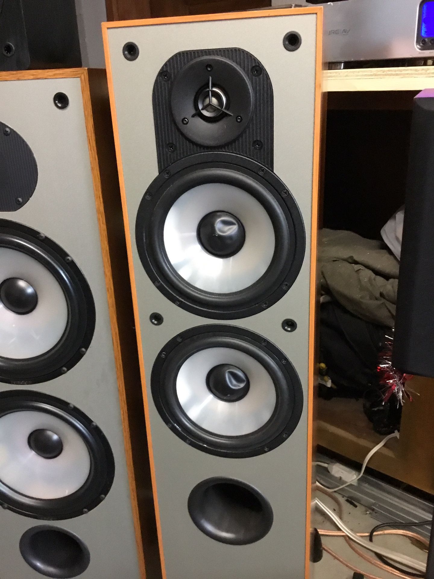Paradigm Monitor 7v2 speakers