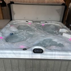 Sundance Hot tub 