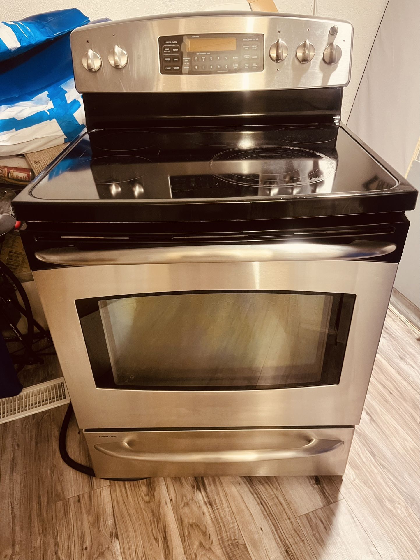 Whirlpool 30” stainless steel electric stove — solid, reliable stove ready to use.