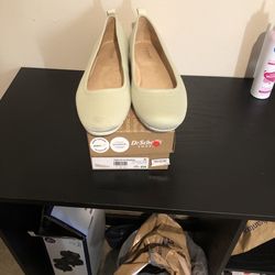 Women’s flats color green new in box size 91/2